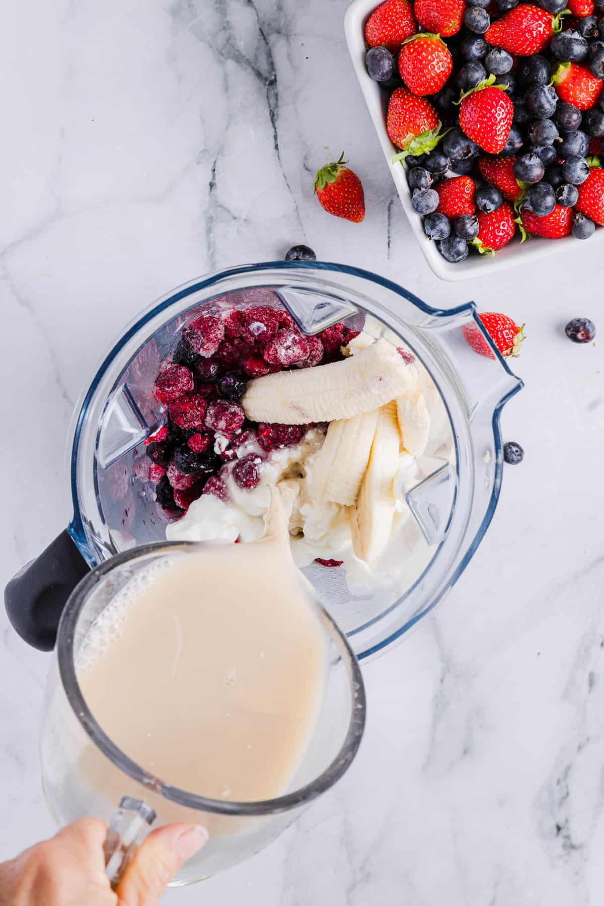 Start your morning with this perfect Mixed Berry Smoothie that is not only refreshing, but packed with antioxidants, fiber and vitamins! So colorful and nutritious!