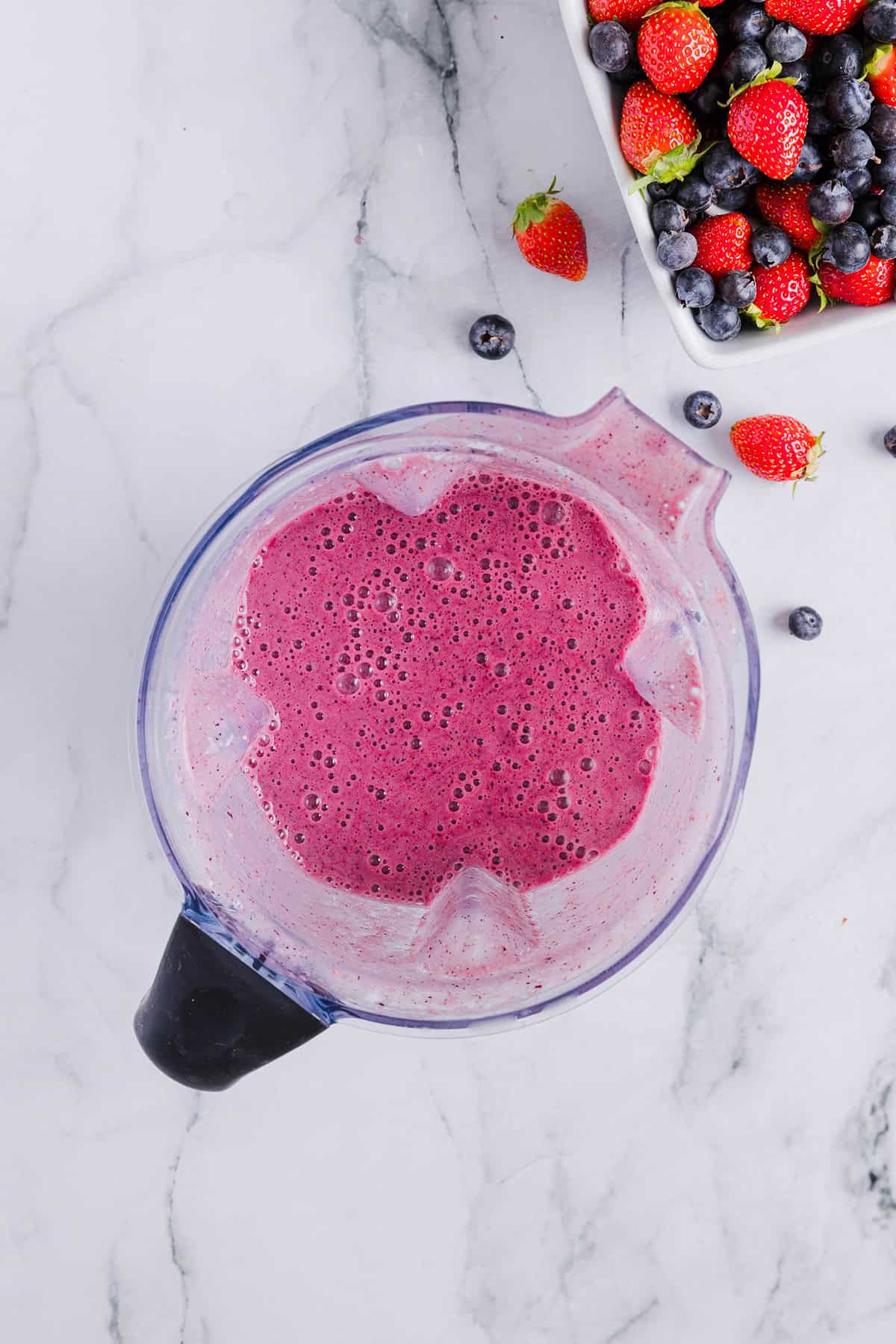 Start your morning with this perfect Mixed Berry Smoothie that is not only refreshing, but packed with antioxidants, fiber and vitamins! So colorful and nutritious!