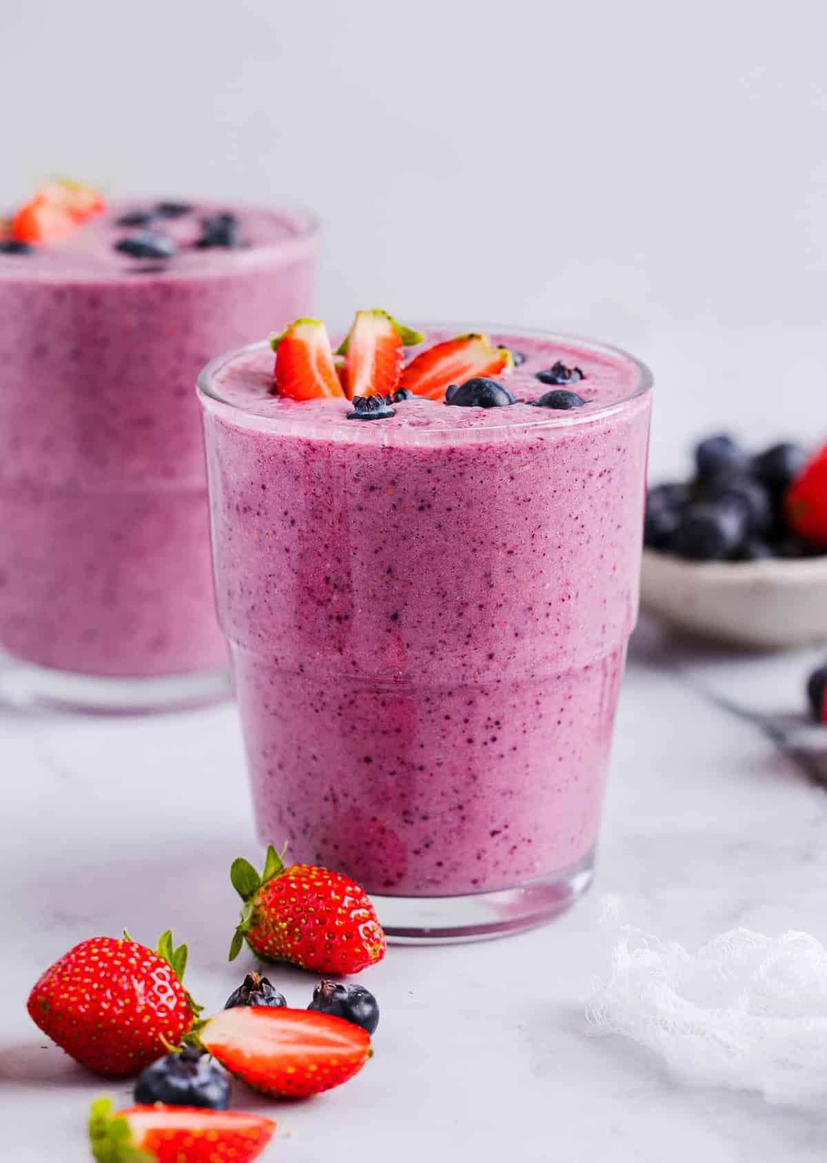 Start your morning with this perfect Mixed Berry Smoothie that is not only refreshing, but packed with antioxidants, fiber and vitamins! So colorful and nutritious!