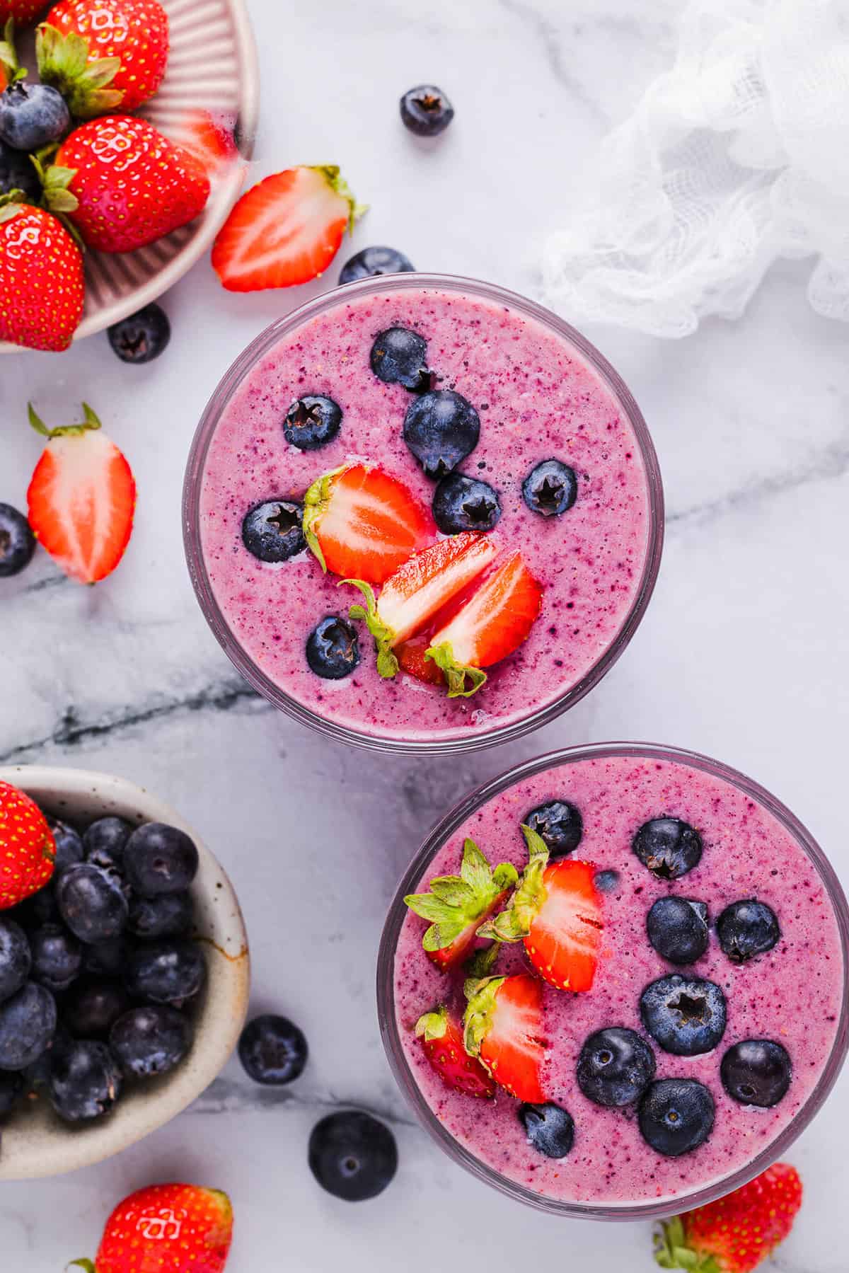 Start your morning with this perfect Mixed Berry Smoothie that is not only refreshing, but packed with antioxidants, fiber and vitamins! So colorful and nutritious!