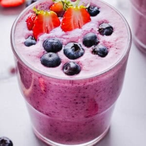 Start your morning with this perfect Mixed Berry Smoothie that is not only refreshing, but packed with antioxidants, fiber and vitamins! So colorful and nutritious!
